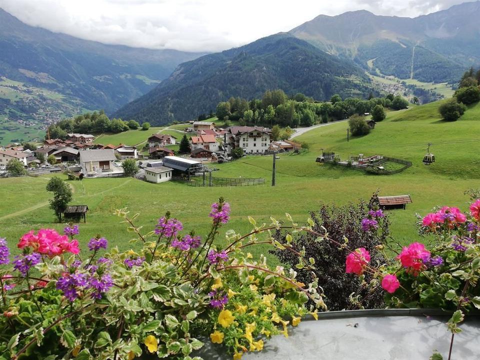 Aussicht von Balkon auf Liftstation und Piste