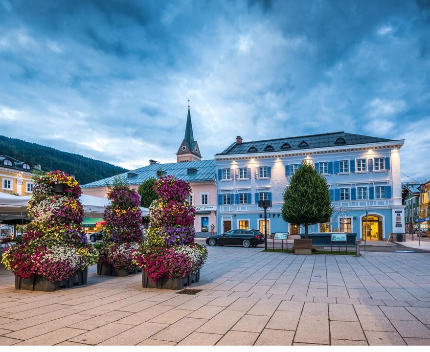 Stadtplatz mit Raiffeisenbank