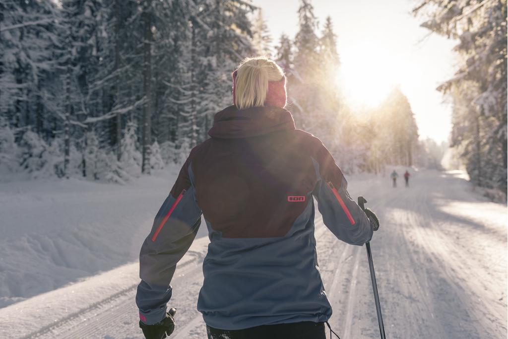 BoehmerwaldMuehlviertelWinterSchneeFrauLanglaufenWald_OberoesterreichTourismusGmbHDavidLugmayr.jpg