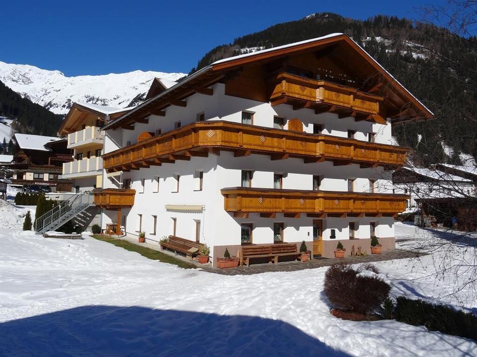 Wiesenhof Hausansicht Winter