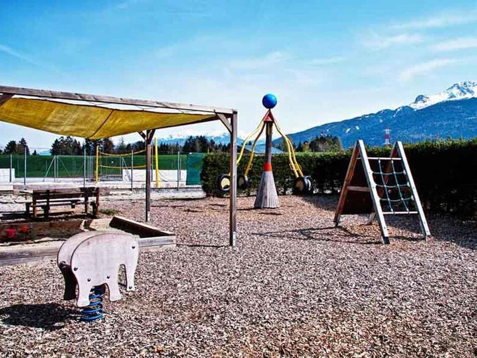 Kinderspielplatz Sportplatz