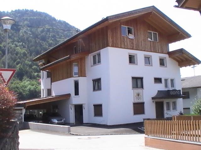 Hausansicht von vorne Sommer