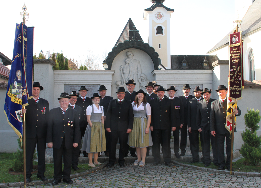 Bild vor Kriegerdenkmal