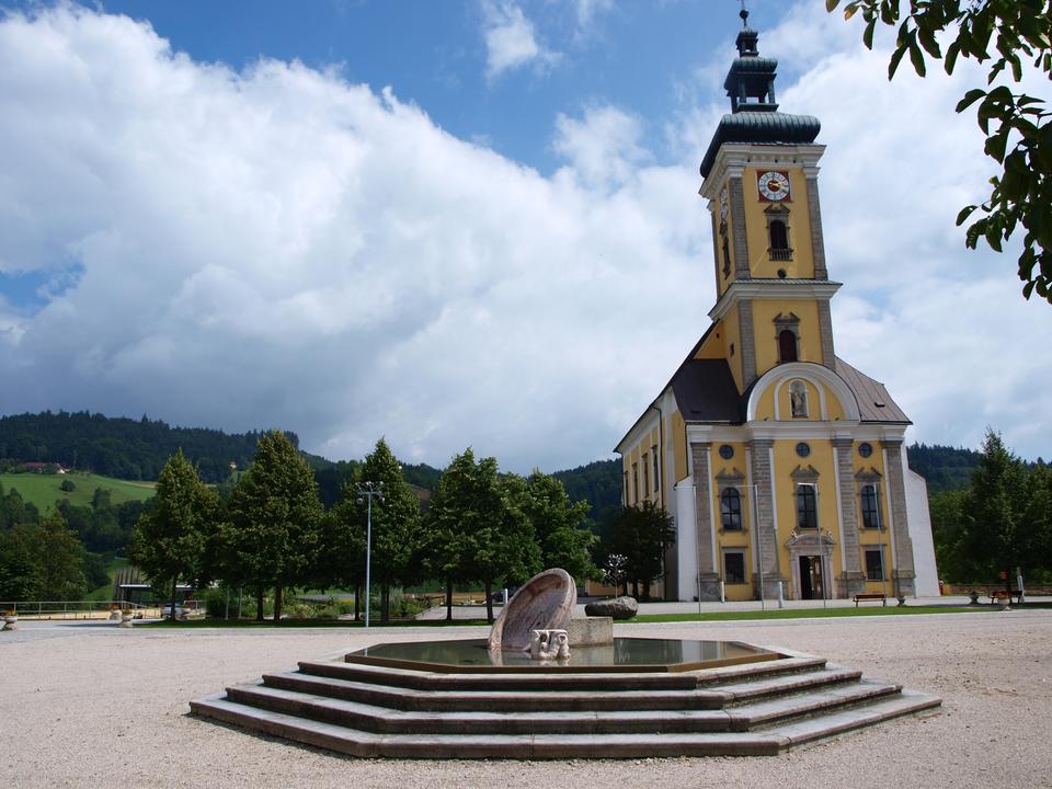 Stiftskirche mit Brunnen
