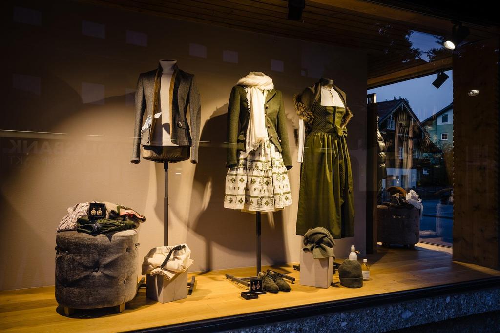 trachtenmode-schaufenster-abend-beleuchtet