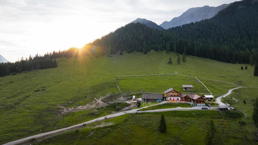Drohnenaufnahme Hämmermoosalm bei Sonnenuntergangsstimmung.jpg