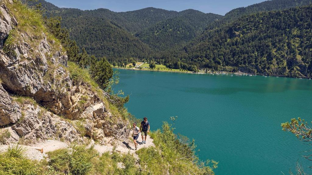 Am Mariensteig mit Blick auf den Achensee – im Hintergrund ist das Achenseehof-Areal zu sehen.
