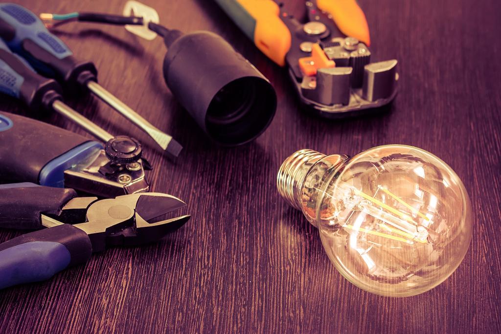 elektriker_shutterstock_1967729763.dat
