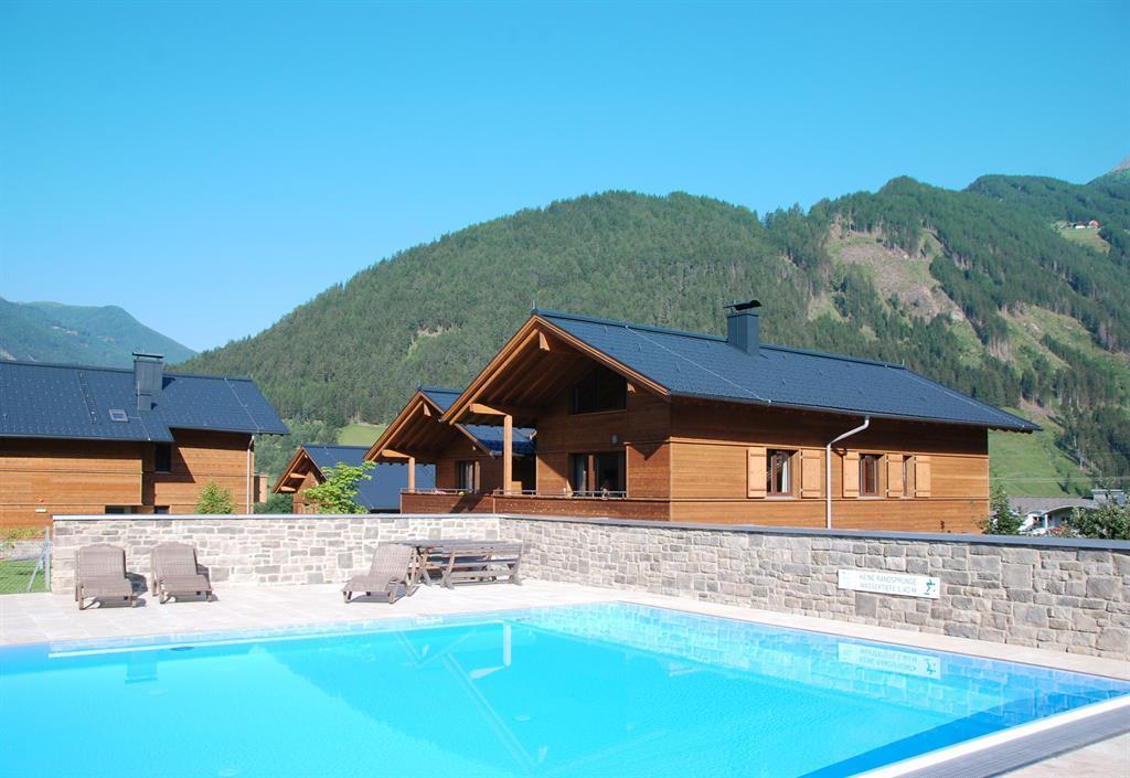 Pool mit Blick auf die Lodges