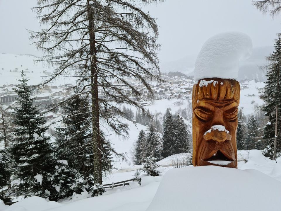 Skulptur am verwunschenen Weg