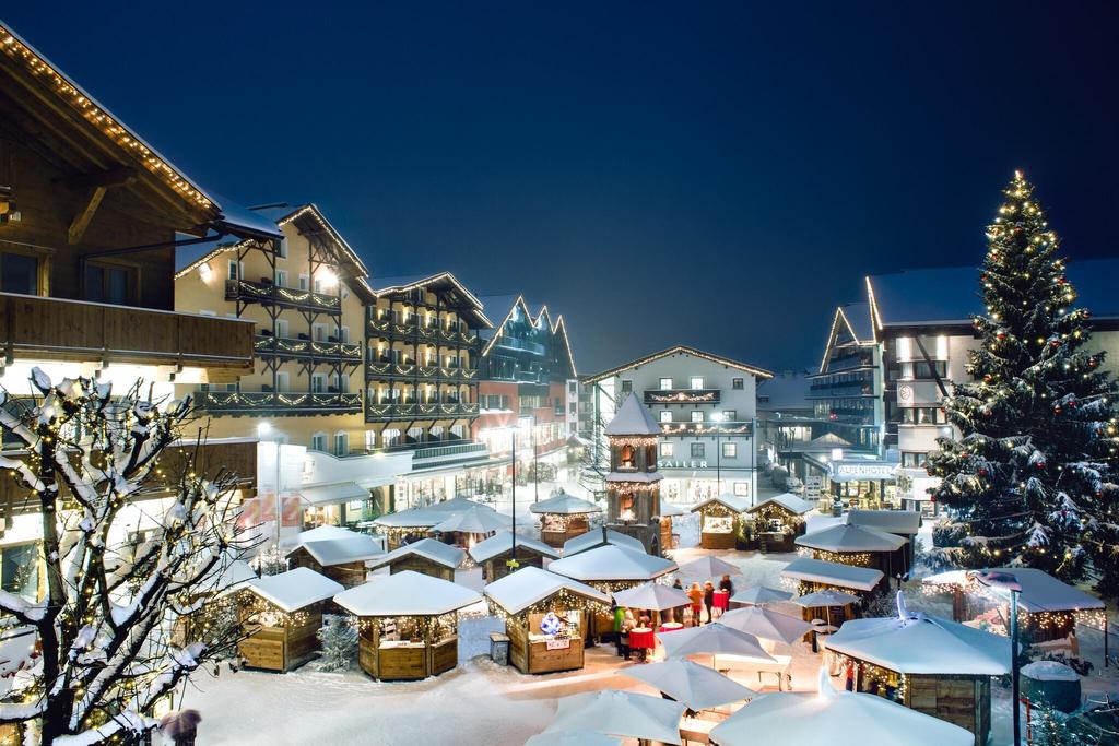 Dorfplatz im Winter mit Adventsmarkt