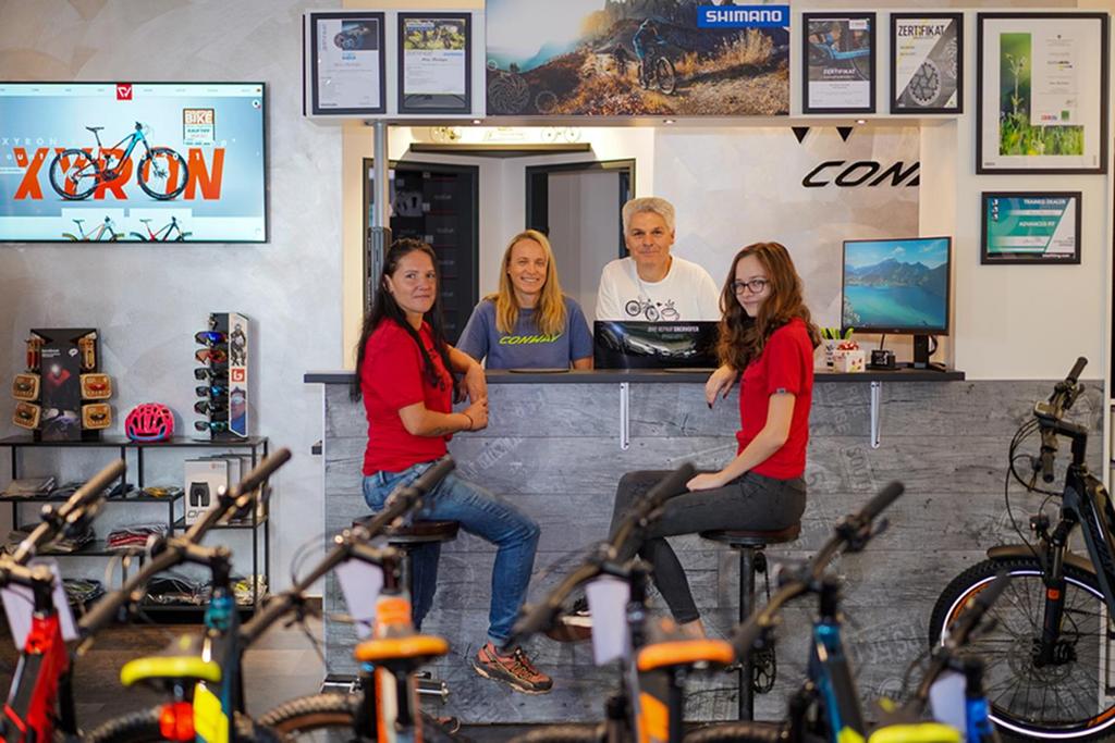 Bike_Repair_Oberhofer_Innenraum_Personen