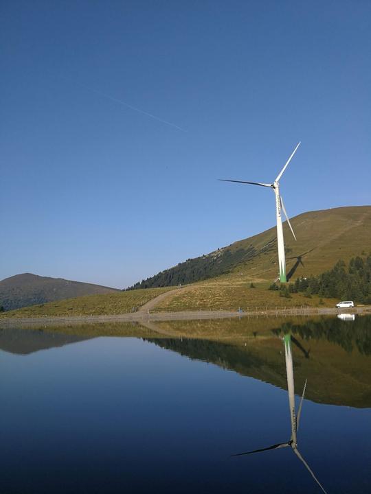 Direkt am Speichersee des Skigebiet Salzstiegl stehen 2 Windräder - Vom Salzstiegelhaus auf den Speikkogel