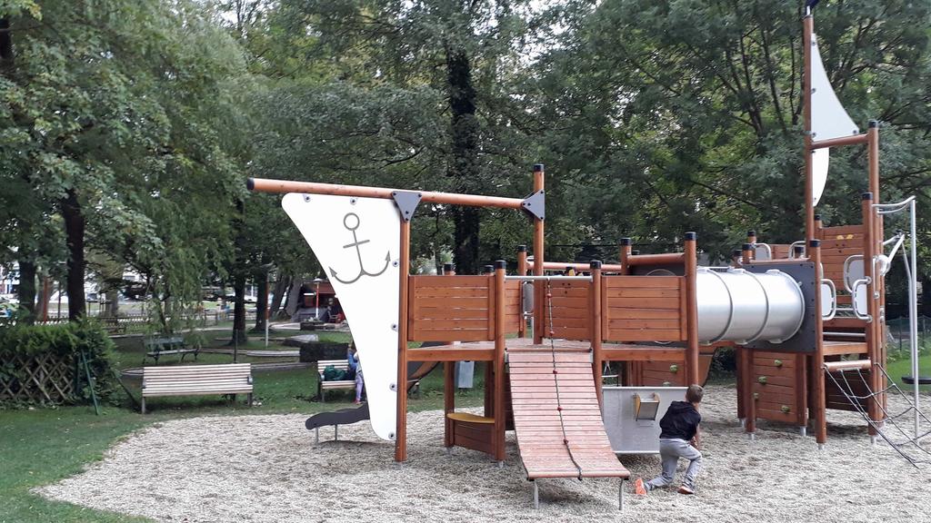 Piratenschiff am Spielplatz im Schlosspark Kammer