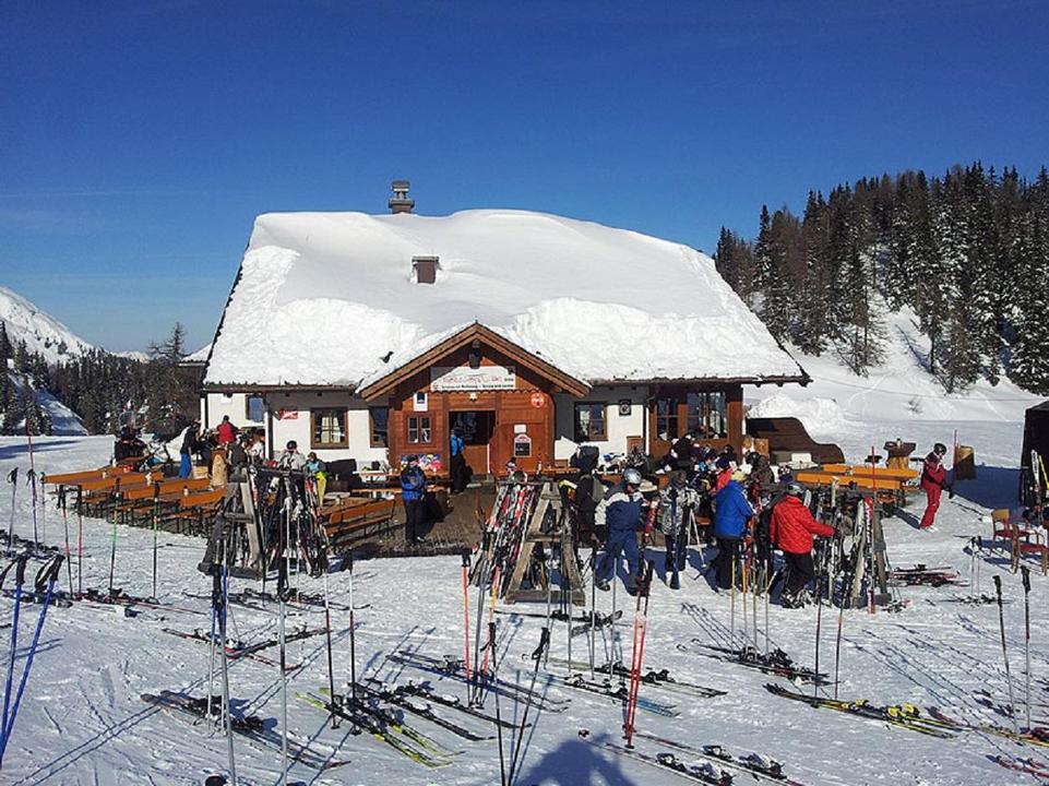rosskopfhuette-winter-skifahrer