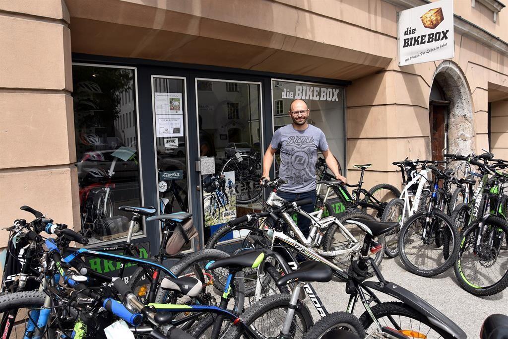 Bike Box Hall mit Fahrrädern und Besitzer