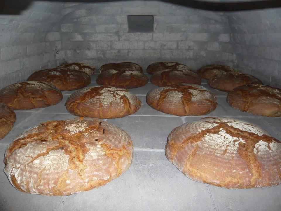 Freitags bäckt Waltraud Roggenbrot im Holzbackofen
