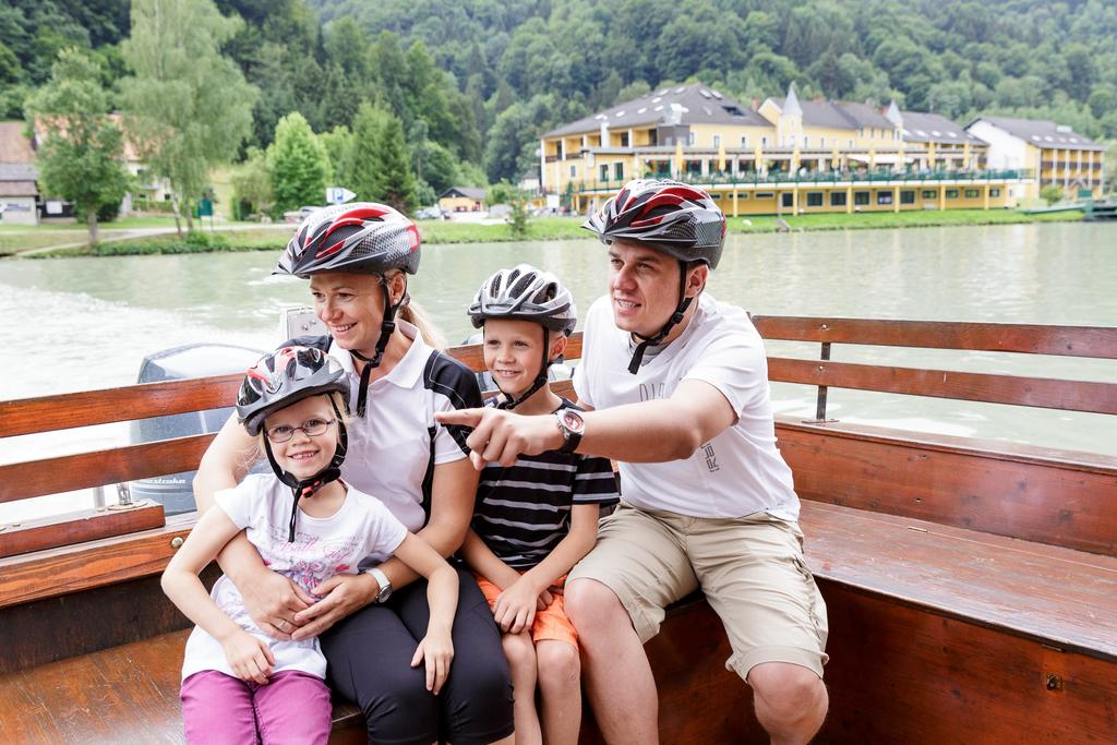 Familie auf Fähre