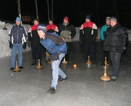 Feuerwehr beim Eisstockschießen