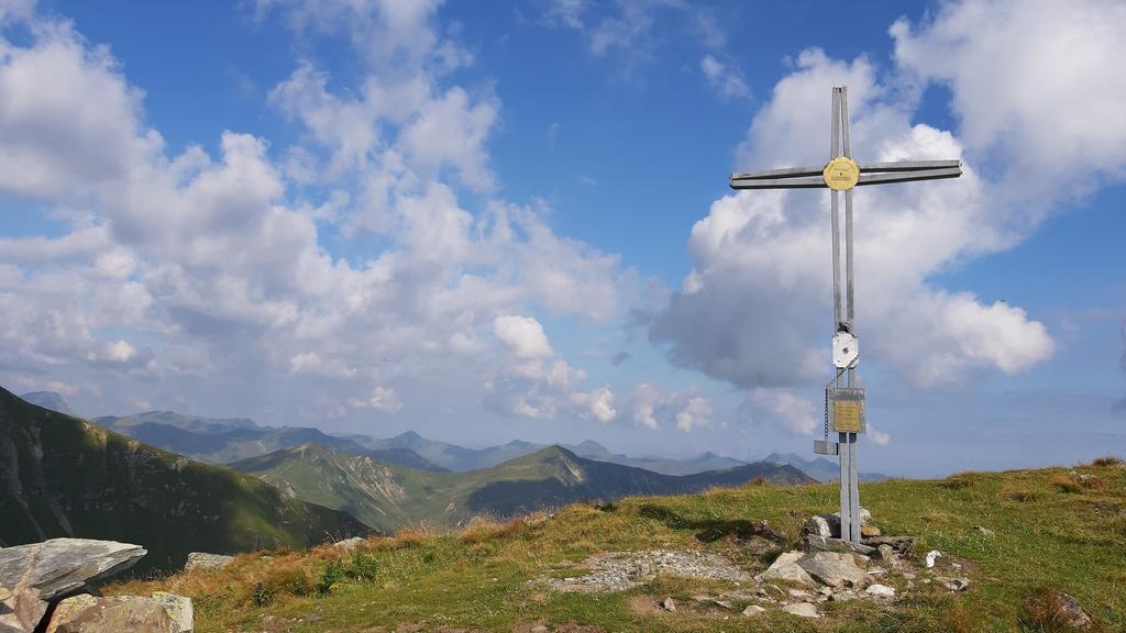 Gernkogel 2.174 m – Gipfelkreuz mit Bergpanorama