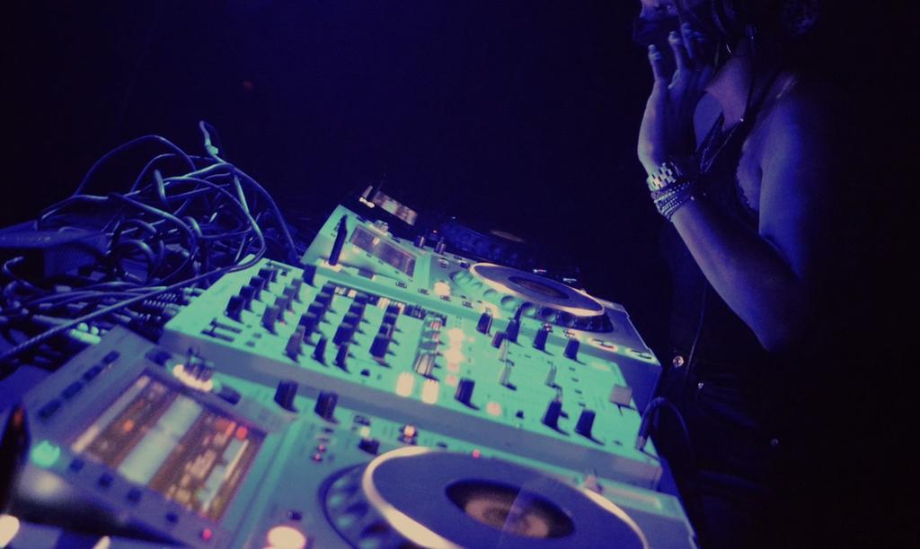 DJ 2