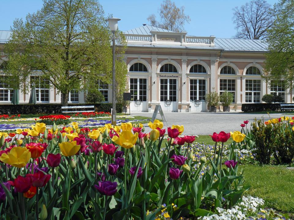 Gästezentrum - alte Trinkhalle Gebäude