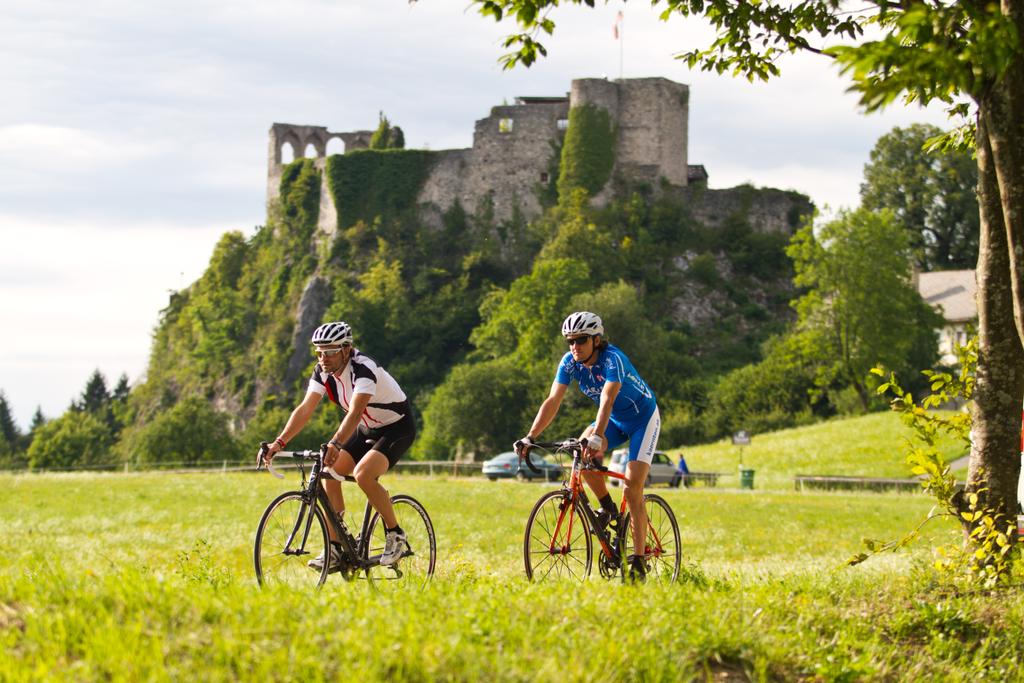 Radfahren vor Ruine Finkenstein