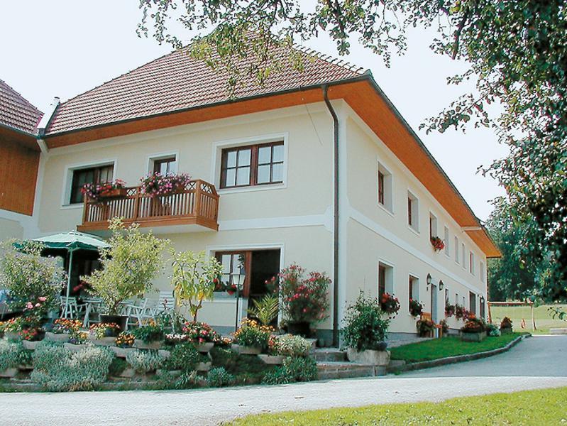 Reingruberhof mit Blumen