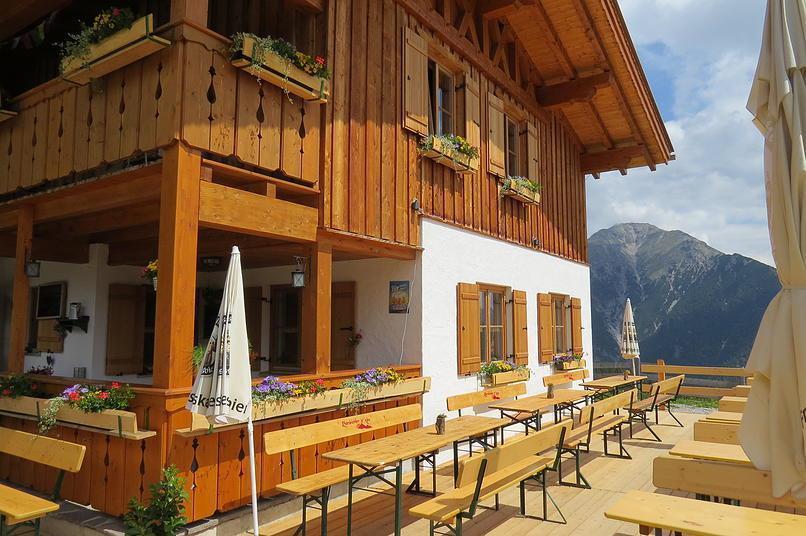Ehenbichler Alm Terrasse mit Blick auf Thaneller