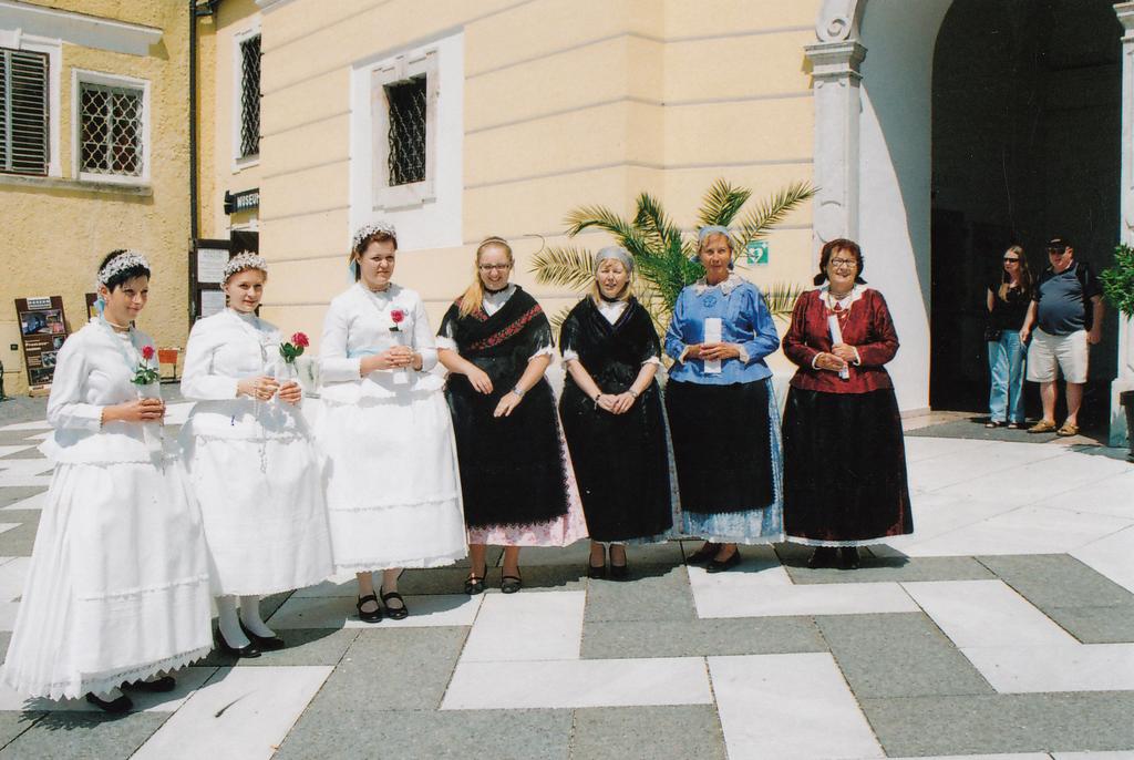 Franztaler Trachten vor Basilika