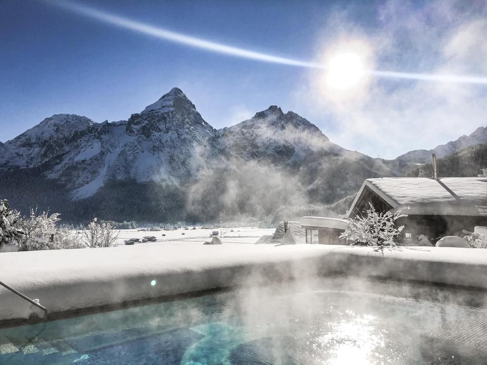 Winter Pool Schnee Sonne Sonnenspitze 2