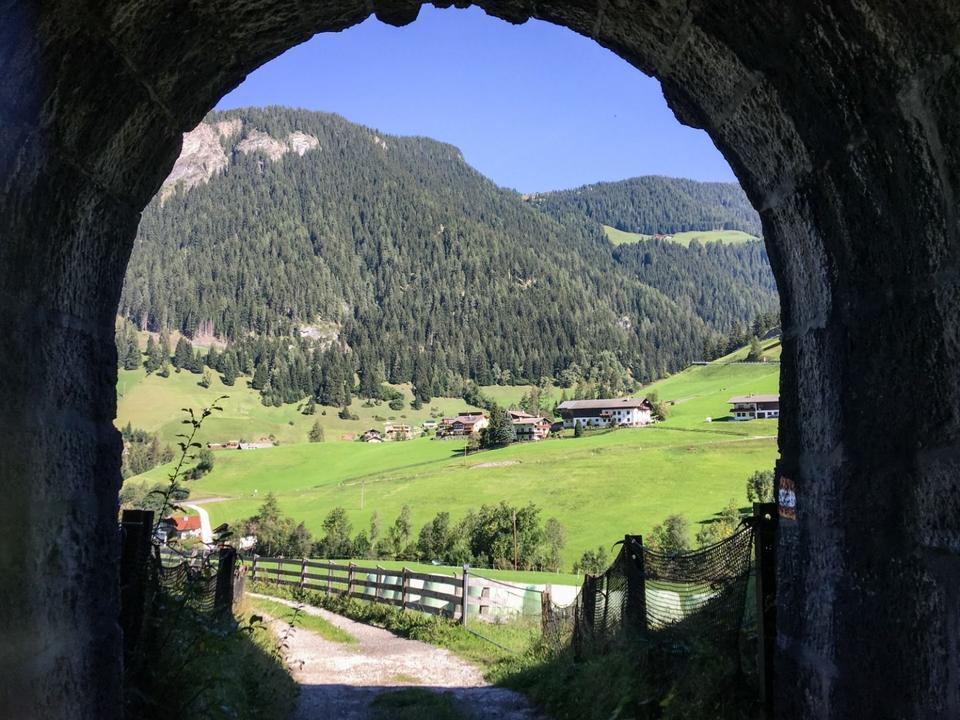 Rundwanderung-Padaun-Blick-durch-Bahnunterführung-nach-StJodok.jpg