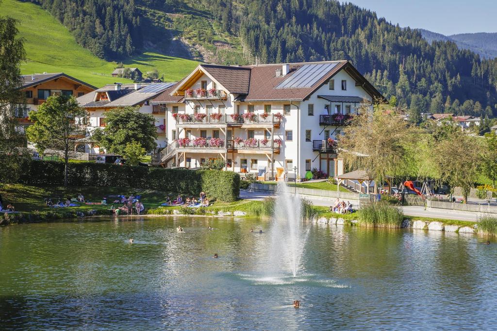 Hausansicht mit Badesee