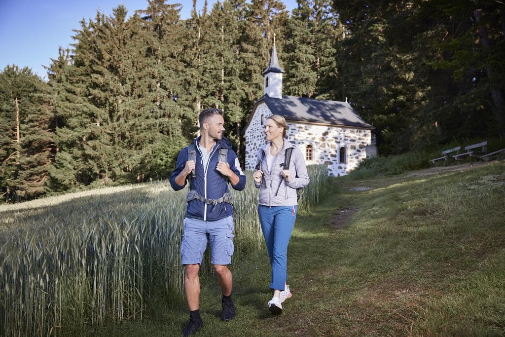 MuehlviertlerAlmFreistadtWandernPaarKammererKreuz_OberoesterreichTourismusGmbHAlexanderKaiser.jpg