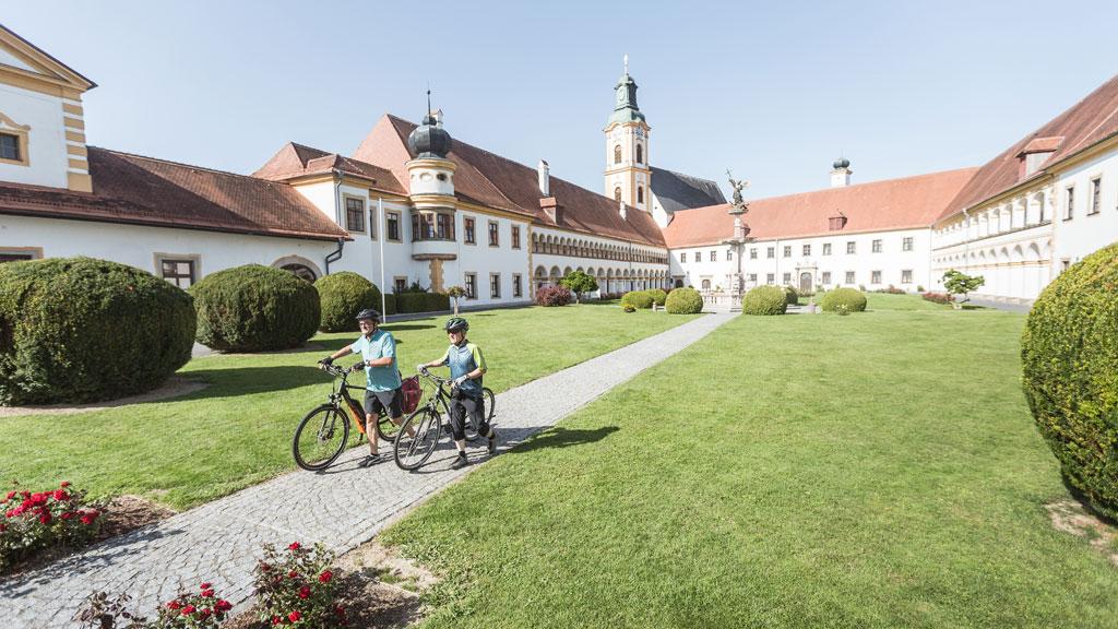 Ein-Besuch-mit-dem-Rad-im-Stift-Reichersberg-am-Inn_Ober%c3%b6sterreichTourismusGmbH_MoritzAblinger_NEU
