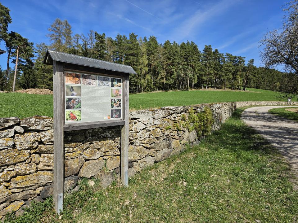 Info-Tafel und Trockensteinmauer