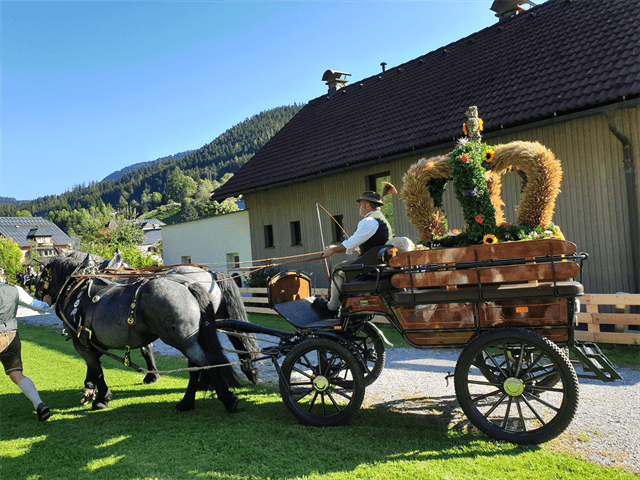 Fuhrwerk mit der Erntedankkrone