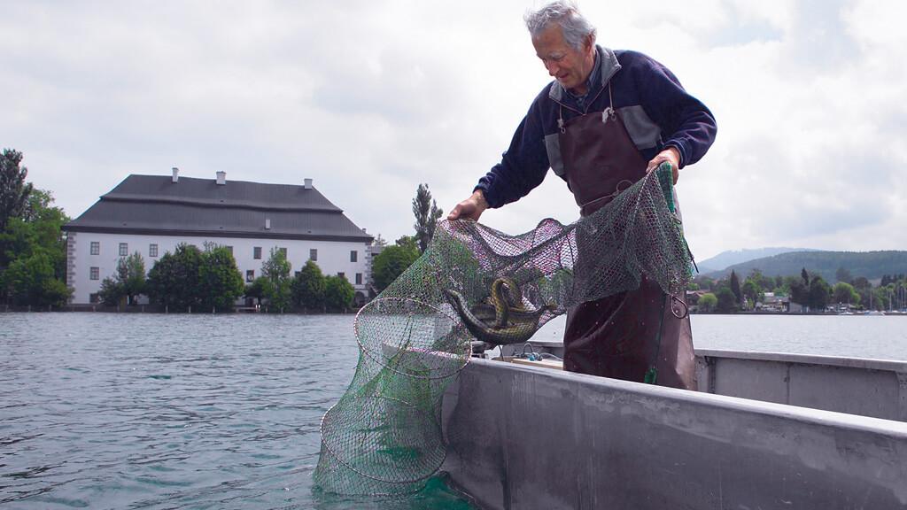 Fischerei Ecker - Herr Ecker am mit Reuse