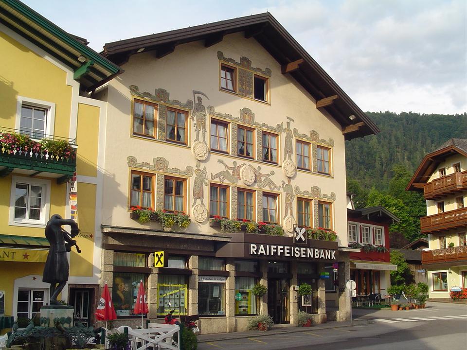 Gebäude Raiffeisenbank.jpg