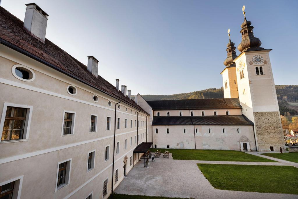 jufa-hotel-stift-gurk-in-der-morgensonne