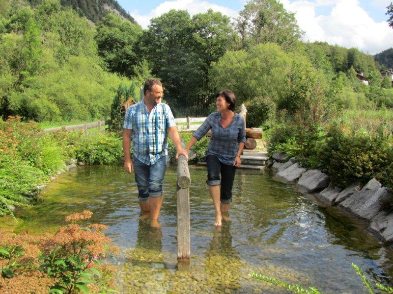 Leute im Tretbecken