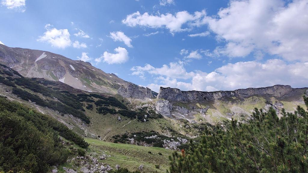 das Steinerne Tor - ein Wanderweg führt durch das Tor - eine Verbindung zwischen Kotalm und Dalfaz Alm