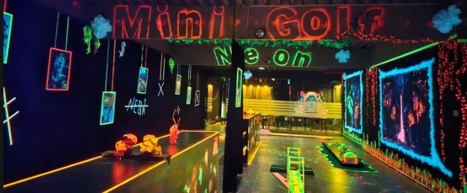 Bahn 8 - Neon-Minigolf-Indoor