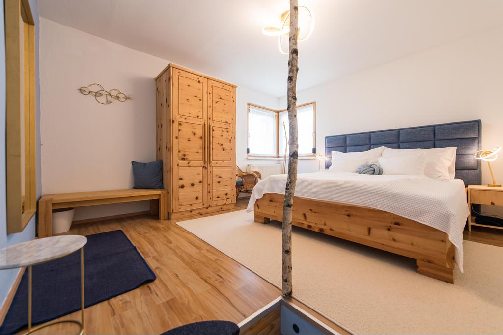 Schlafzimmer mit Zirbenmöbel