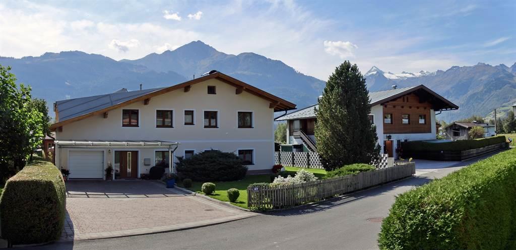 Ansicht Nord mit Parkplatz
