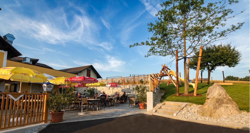 Unser großzügiger Gastgarten