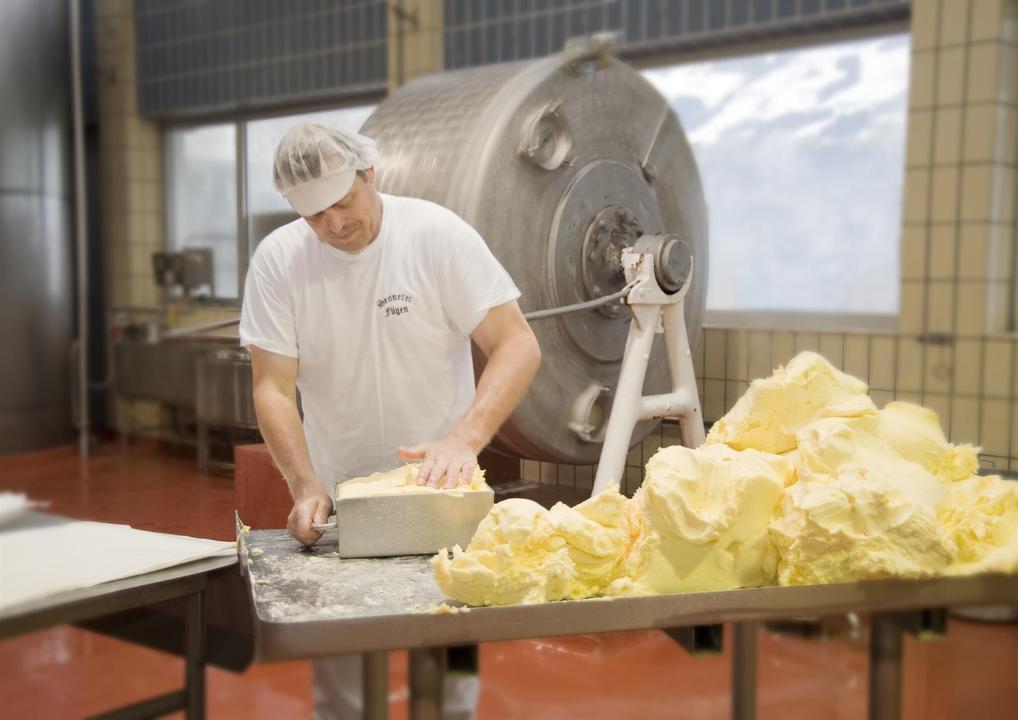 Butterherstellung in der Heumilch Sennerei