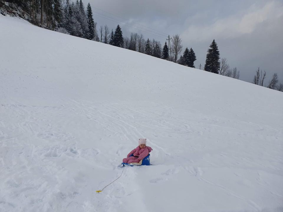 Toben und Spielen im Schnee rund ums Haus