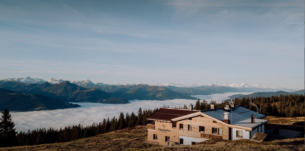 hütte-berge-herbst-nebel-aussicht