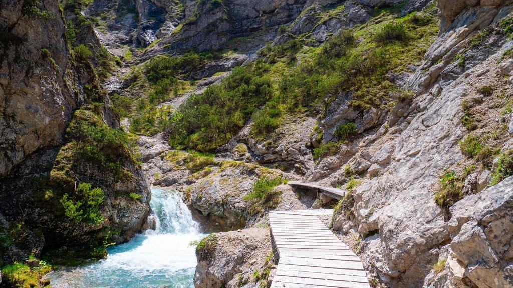 Steg zum Wandern entlang der Gleirschklamm.jpg